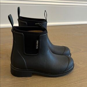Merry People NWT black Chelsea style rain boot